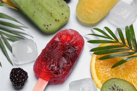 Deliciosas Paletas De Frutas Frescas Y Cubitos De Hielo En Primer Plano