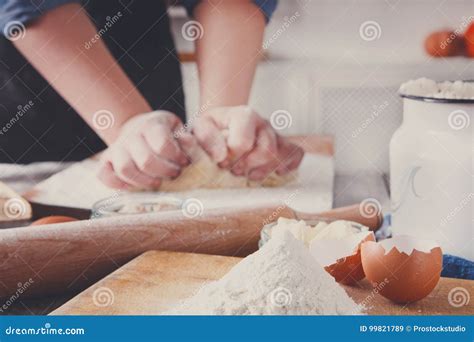 El Panadero De La Mujer Amasa La Pasta De Levadura Con Los Huevos Y La