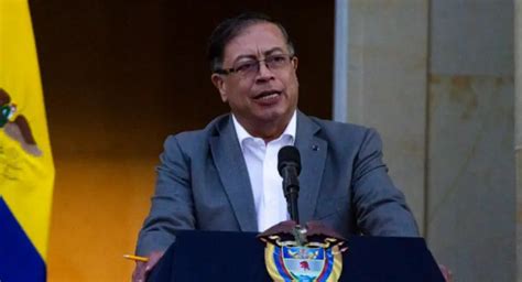 Gustavo Petro firma decreto y asume control de servicios públicos por 3