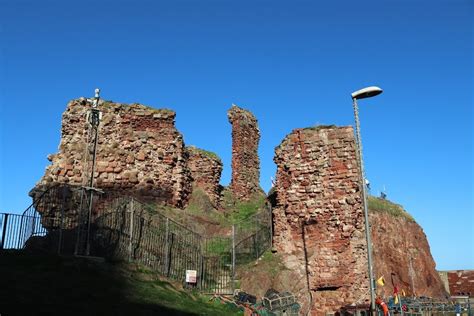 Dunbar Castle In Dunbar - Fabulous North