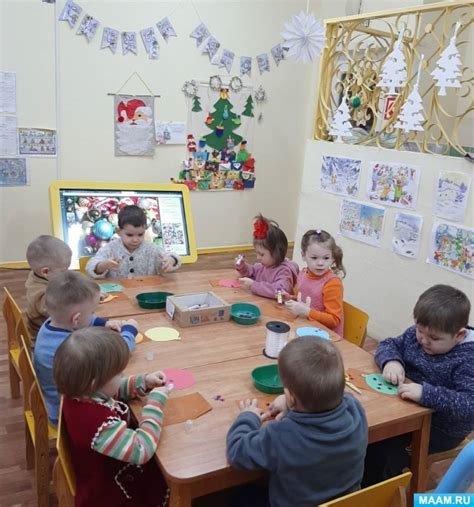 Мастерская новогодних игрушек в младшей группе (2 фото). Воспитателям ...