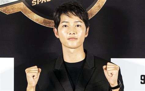 Tampan Luar Dalam Song Joong Ki Tunjukkan Sikap Hangat Saat Reuni