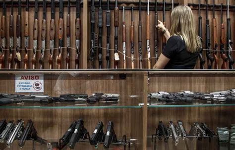 Em Lojas Interesse Por Armas Cresce Mas Preço Do Equipamento Assusta