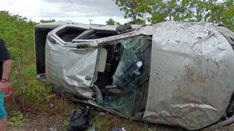 Carro de médico capota após aquaplanar e criança de oito anos morre na