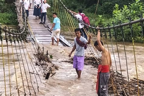 Debit Sungai Ogan Meluap Jembatan Gantung Rantau Kumpay OKU Terendam