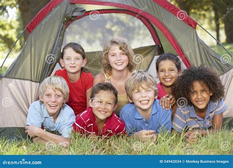 Groupe D Enfants Ayant L Amusement Dans La Tente Dans La Campagne Photo