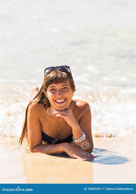 Jeune Belle Fille Dans Le Bikini De Maillot De Bain Posant Sur La Plage