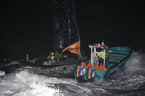 Route Du Rhum Chavirage D Un Bateau Suiveur Les Deux Personnes