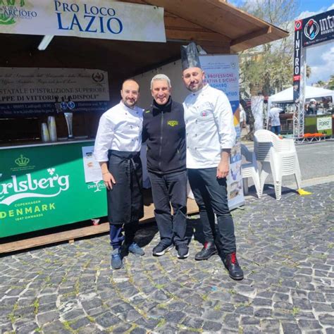 Ladispoli Alla Sagra Del Carciofo Tanti In Fila Allo Stand Dell