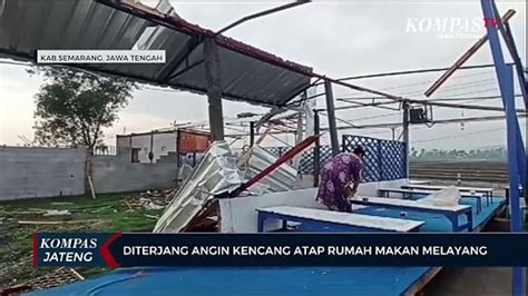 Diterjang Angin Kencang Atap Rumah Makan Melayang Video Dailymotion