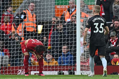 محمد صلاح في صدمة جمهور ليفربول يتدخل أمام الأرسنال صور