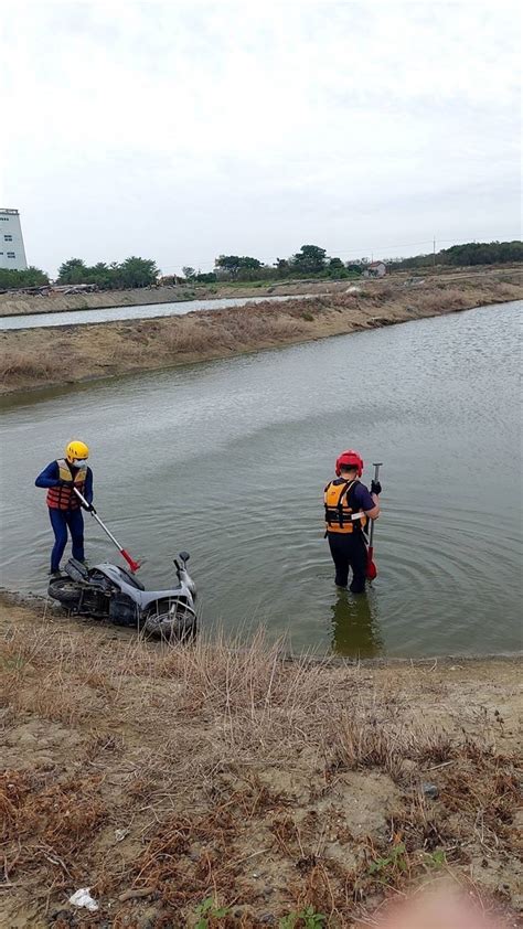 機車摔魚塭騎士消失！南警狂尋驚見老翁赤腳窩魚塭旁ㄧ整晚 社會 三立新聞網 Setncom