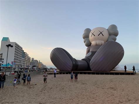 KAWS: HOLIDAY appeared on the beaches of Virginia Beach | Collater.al