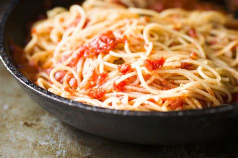 Este Macarrão Com Molho De Tomate Rústico é Uma Receita Clássica E Serve Como Uma Opção