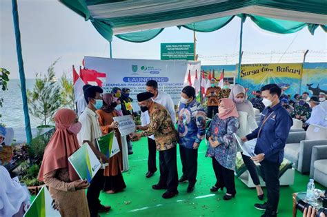 Menko PMK Serahkan Kartu Kepesertaan BPJAMSOSTEK Pekerja Probolinggo