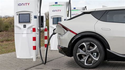 España sigue a la cola de Europa en coches eléctricos y puntos de carga