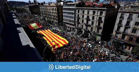 Miles De Personas Se Manifiestan En Barcelona Contra La Independencia