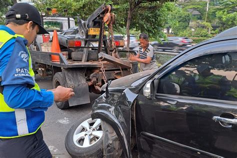 Hilang Kendali Lansia Pengemudi Mobil Tabrak Separator Busway Di Jalan