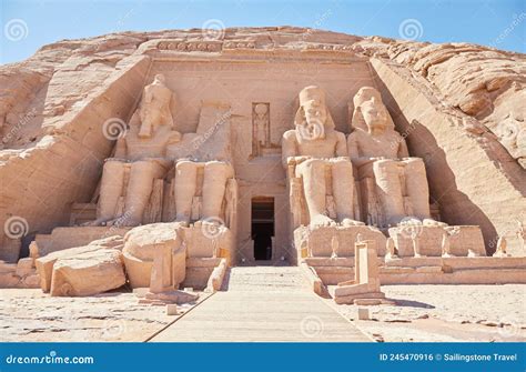 Las Colosales Estatuas De Abu Simbels Gran Templo De Ramesses Ii Foto