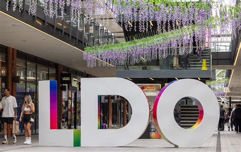 The London Designer Outlet celebrates its tenth anniversary by signing