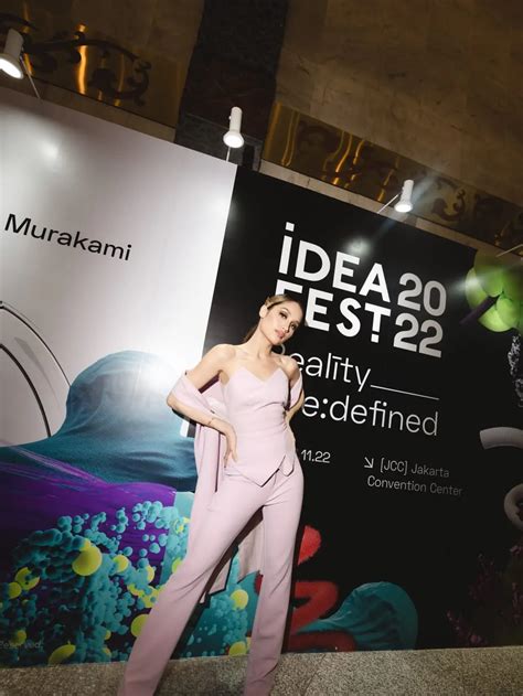 Cinta Laura Tampil Memukau Di Ideafest Cantik Dan Elegan Saat