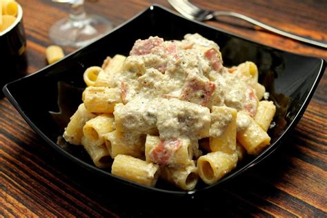 Mezzi Rigatoni Con Crema Di Funghi Ricotta E Salame Fidelity Cucina