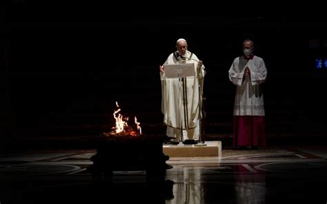 Veglia Di Pasqua Il Papa Il Risorto Vive E Conduce La Storia