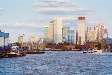 O Rio Tamisa O Southbank E O Olho De Londres No Pôr Do Sol Foto de