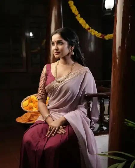 Anikha Surendran Hot Pics And Photo In Saree And Lehnga