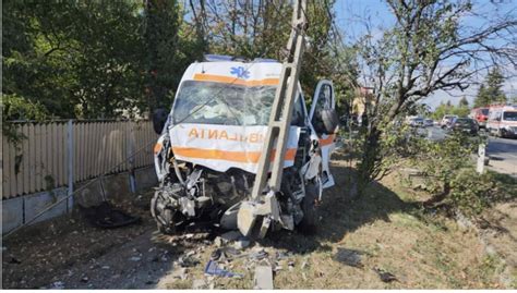 O ambulanță a fost implicată într un accident rutier la Ulmi Cerem