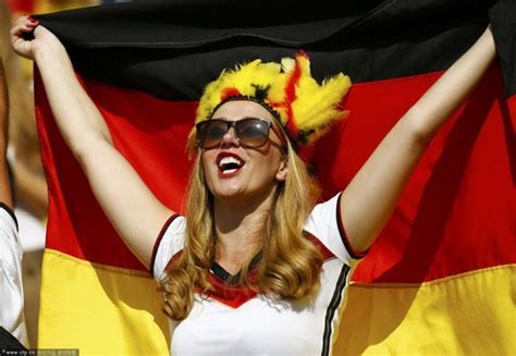 Hot girl Trung Quốc kẹp điện thoại vào ngực để cổ vũ Đức