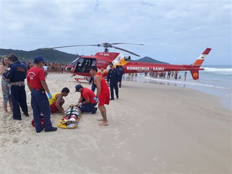 Arcanjo 03 socorre banhista e durante o atendimento guarda vidas são