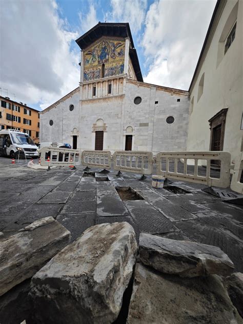 Proseguono gli interventi puntuali di restauro del selciato in pietra