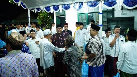 Mengenang Kecintaan Almaghfurlah KH Cholil Bisri Kepada Santri Di Acara