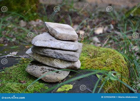 Conjunto De Pedras Montadas Em Pedra Figura Pedras Meditativas