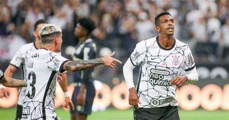 Sem medo de sombra Jô vê naturalidade busca do Corinthians por