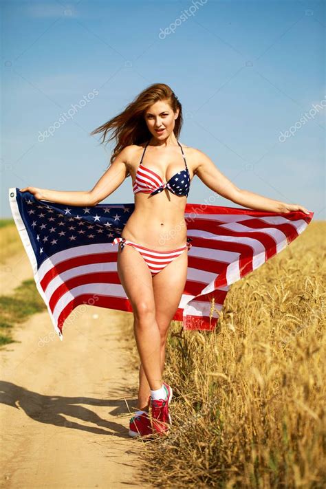 Mujer Sexy En Bikini Sexy Bandera Americana En Un Campo De Trigo 2023