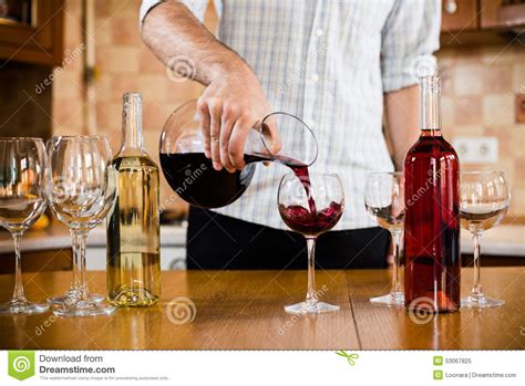 O Homem Derrama O Vinho Tinto Imagem De Stock Imagem De Comemore