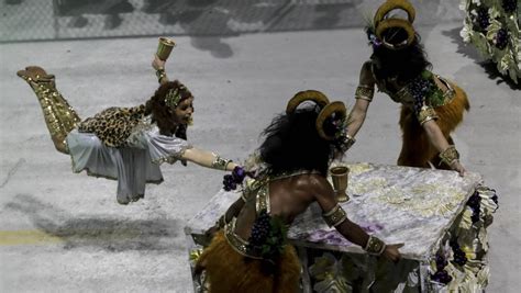 Mulheres levitam na comissão de frente da Vila Isabel no Carnaval