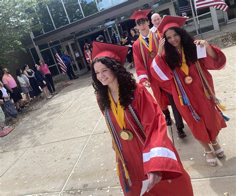 Hazleton Area celebrates uniqueness of 890 graduates – Hazleton