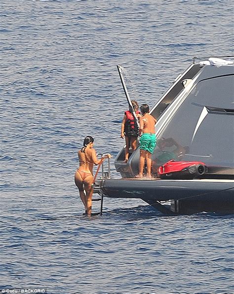 Kourtney Kardashian Displays Her Incredible Bikini Body In Italy Daily Mail Online