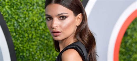 Emily Ratajkowski Elle Saffiche Sexy En Soutien Gorge Noir