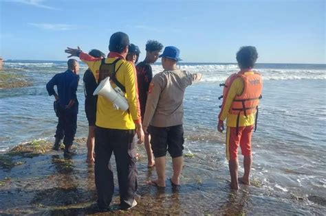 Tim Sar Cari Dua Wisatawan Yang Terseret Ombak Di Laut Garut