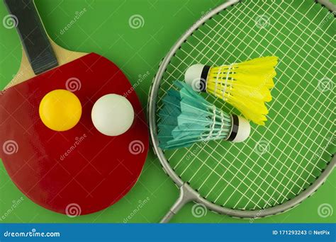 Pingue Pongue E Raquetes De Badminton Em Verde Imagem De Stock Imagem