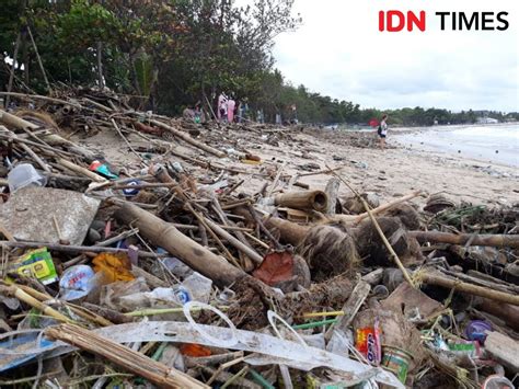 Tahun Baru Pantai Parangtritis Panen Belasan Ton Sampah