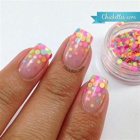 Los polka dots invaden tus uñas con increíbles diseños Confetti