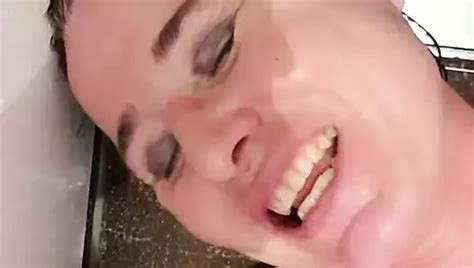 Milf Julie Spuit In Een Openbare Badkamer XHamster