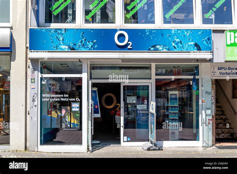 O2 company logo hi-res stock photography and images - Alamy