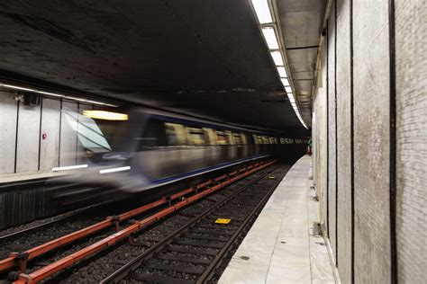 Metroul Circul Cu Vitez Redus Pe O Por Iune Ntre Sta Iile Pia A