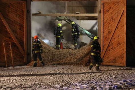 Drei Feuerwehren Bei N Chtlichem Brand In Einem Hackschnitzellager In